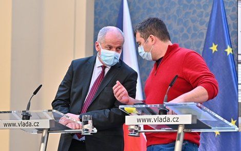 Roman Prymula a Jan Hamáček s rouškou na tiskovce na Úřadu vlády.