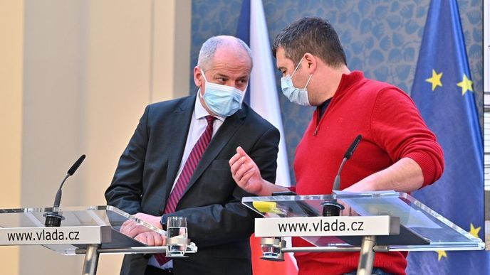 Roman Prymula a Jan Hamáček s rouškou na tiskovce na Úřadu vlády (17.3.2020)