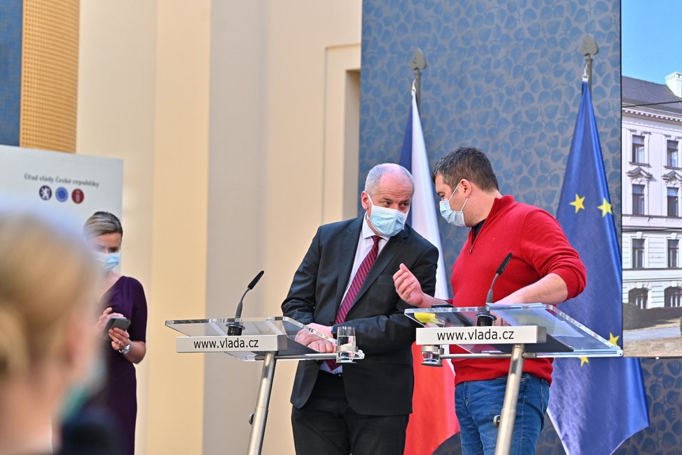 Roman Prymula a Jan Hamáček s rouškou na tiskovce na Úřadu vlády (17. 3. 2020)