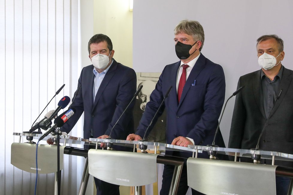 Nové vedení ČSSD po 1. online sjezdu: Hamáček, Onderka a vpravo místopředseda Jan Tvrdý (12.4.2021)