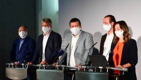 Tiskovka ČSSD po krajských volbách: Kromě Jana Hamáčka na ní nechyběl ani Michal Hašek (vlevo)