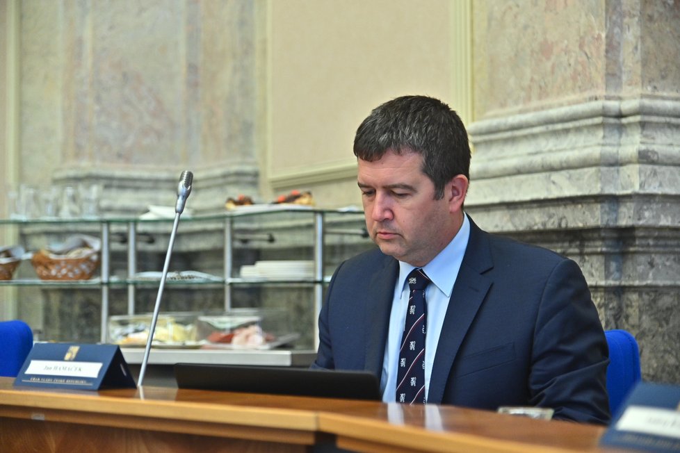 První vicepremiér a ministr vnitra Jan Hamáček se připravuje na jednání vlády (20. 5. 2019)