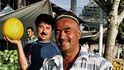 Oš, Kyrgyzstán. Prodavači melounů s úsměvem od ucha k uchu.