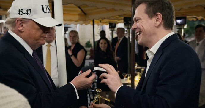 Český diplomat Jan Havránek s americkým prezidentem Donaldem Trumpem v sídle Mar-a-Lago před zahájením útoku na Írán (27.2.2026)