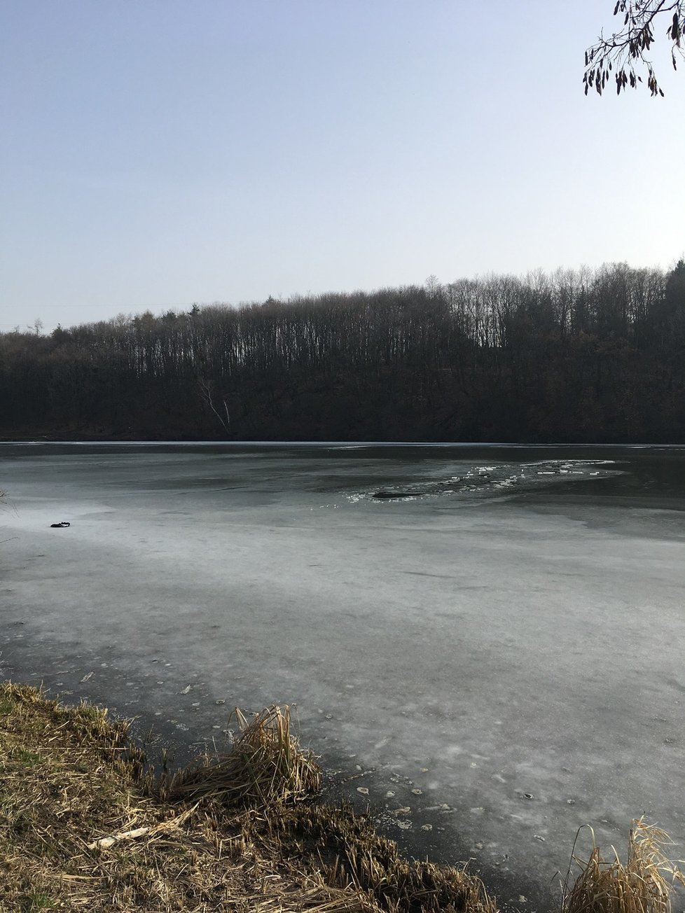 Pod Honzou se na Džbánu v Praze 6 propadl led, v ledové vodě bojoval o život 30 minut, než se dostal na břeh. (22. 2. 2021)