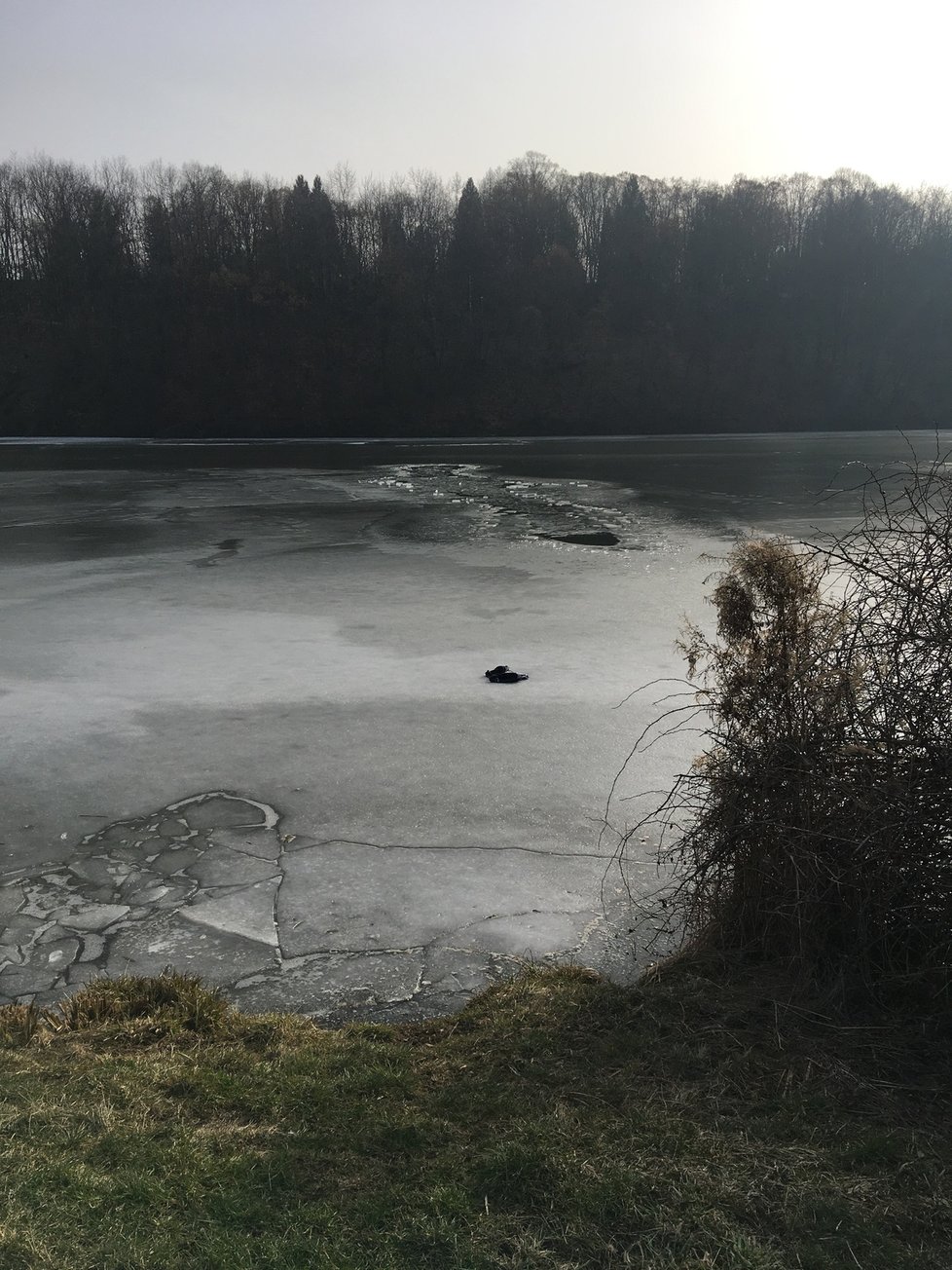 Pod Honzou se na Džbánu v Praze 6 propadl led, v ledové vodě bojoval o život 30 minut, než se dostal na břeh. (22. 2. 2021)