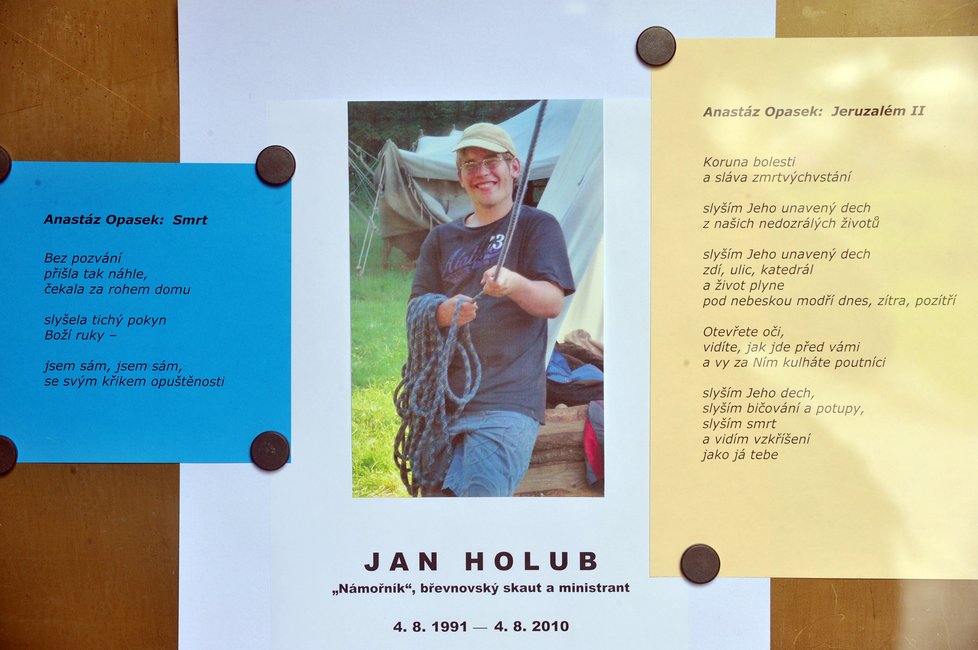 Jan Holub zahynul v Litvě, kde byl s partou skautů na výletě. Když se chtěli schovat před deštěm, spadl na ně polorozpadlý domek