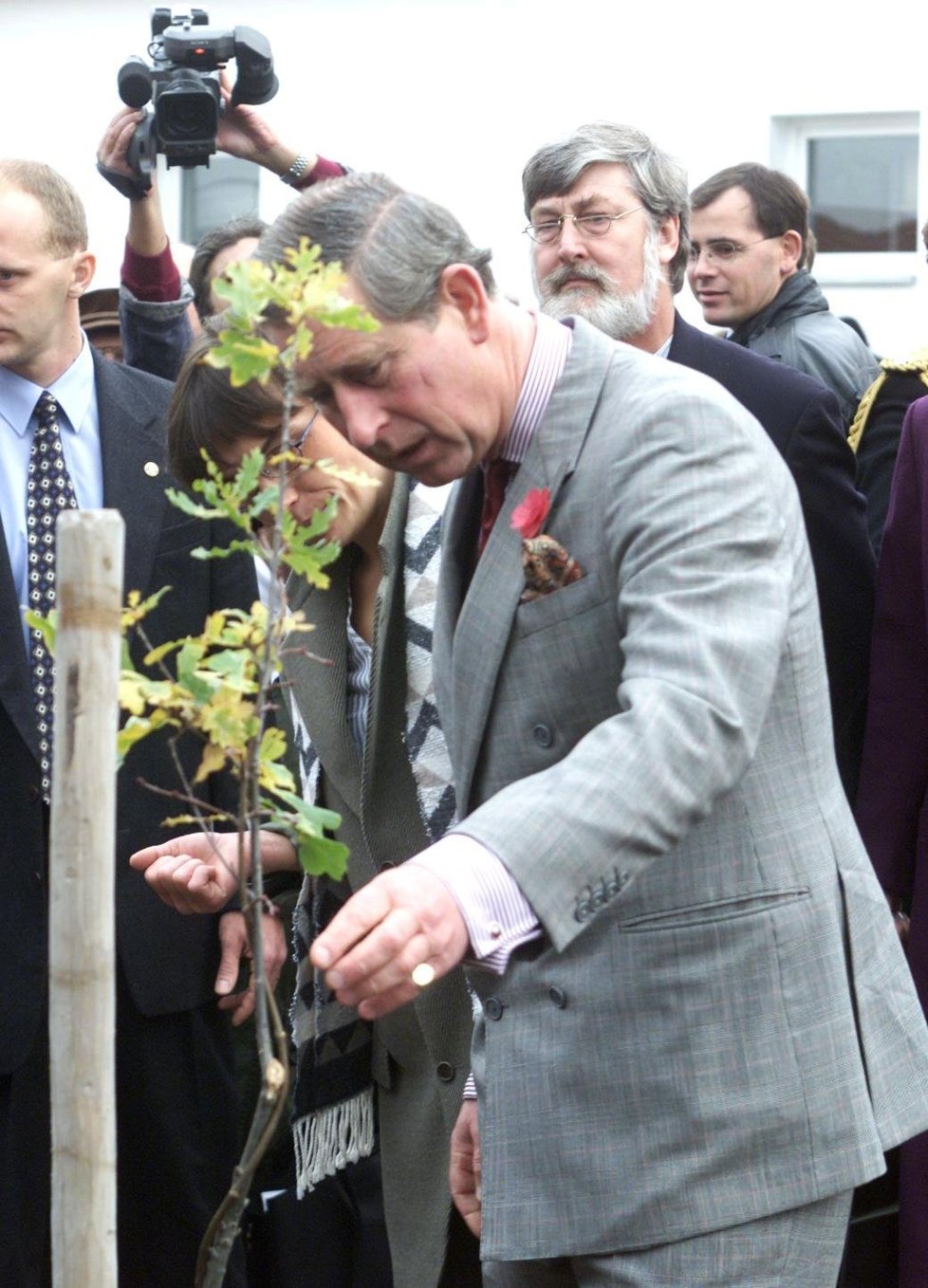 Britský následník trůnu princ Charles v Ostré zasadil dva stromy.