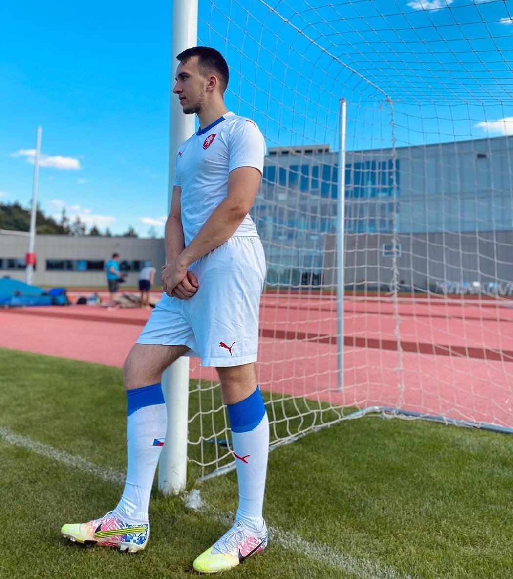 Sparťan The Johny o sobě říká, že má pozitivní vztah ke sportu. Hraje fotbal a několikrát do týdne chodí do posilovny s bývalým útočníkem Sparty Václavem Kadlecem.