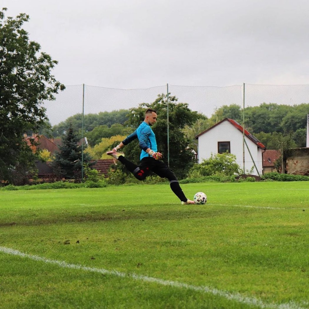 Sparťan The Johny o sobě říká, že má pozitivní vztah ke sportu. Hraje fotbal a několikrát do týdne chodí do posilovny s bývalým útočníkem Sparty Václavem Kadlecem.