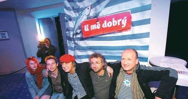 Boris Hybner v civilu se svou neodmyslitelnou bekovkou, po boku režiséra Jana Hřebejka a kolegů z U mě dobrý