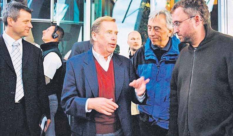 Horem pádem (2004) - Havel se coby »prezident ČR« mihl i v jednom z filmů uznávaného režiséra Jana Hřebejka.