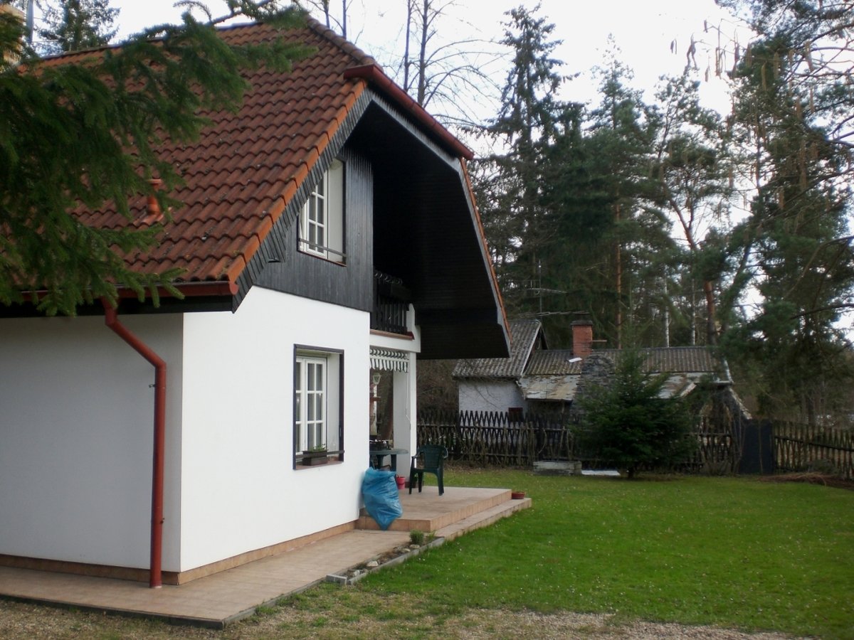 Vedle stojí rodinný domek, který si jako chatu postavil Jan Hrušínský s manželkou Miluší Šplechtovou. Dům po neshodách s Rudolfem ml. prodali.