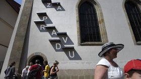 Na Betlémské kapli v Praze byla slavnostně odhalena instalace, která využívá princip slunečního svitu k zobrazení nápisu ZA PRAVDU.