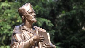Nedaleko evangelického kostela na Komenského náměstí v Novém Městě na Moravě odhalili 5. července bronzovou sochu mistra Jana Husa odlitou podle modelu, který vytvořil tamní rodák Jan Štursa.