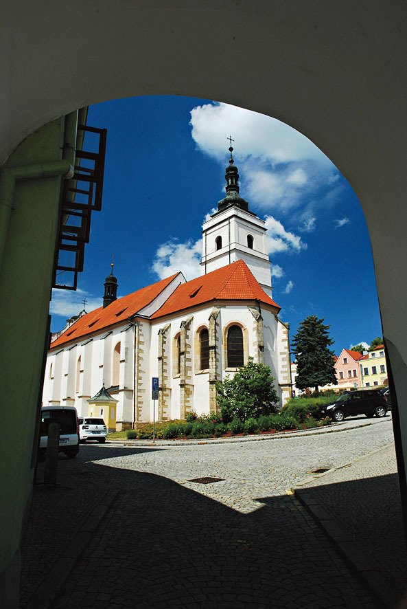 Kostel s Janovou hrobkou stojí na náměstí nedaleko jeho bývalého zámku