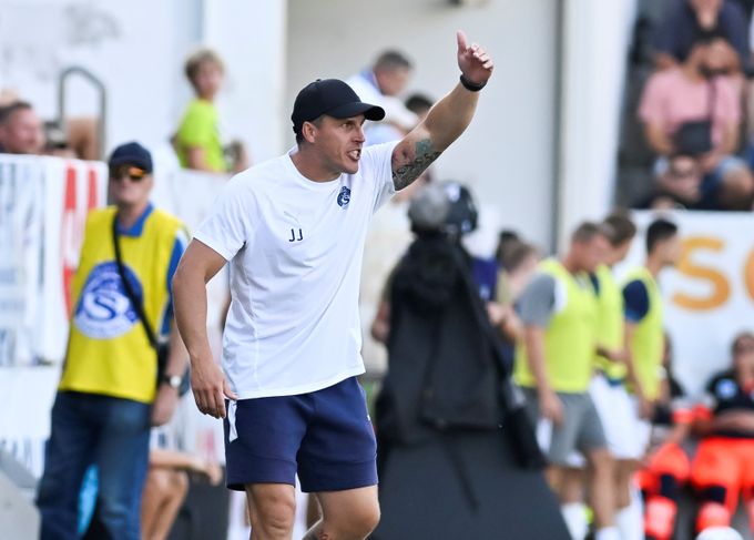 Dilema Slovácka: Rozehrávat, či nakopávat? Rozhoduje, kdo je v bráně. Kouč to vysvětlil Dilema Slovácka: Rozehrávat, či nakopávat? Rozhoduje, kdo je v bráně. Kouč to vysvětlil