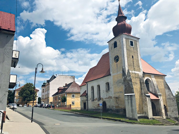 Kostel Nanebevzetí Panny Marie na náměstí v Poběžovicích