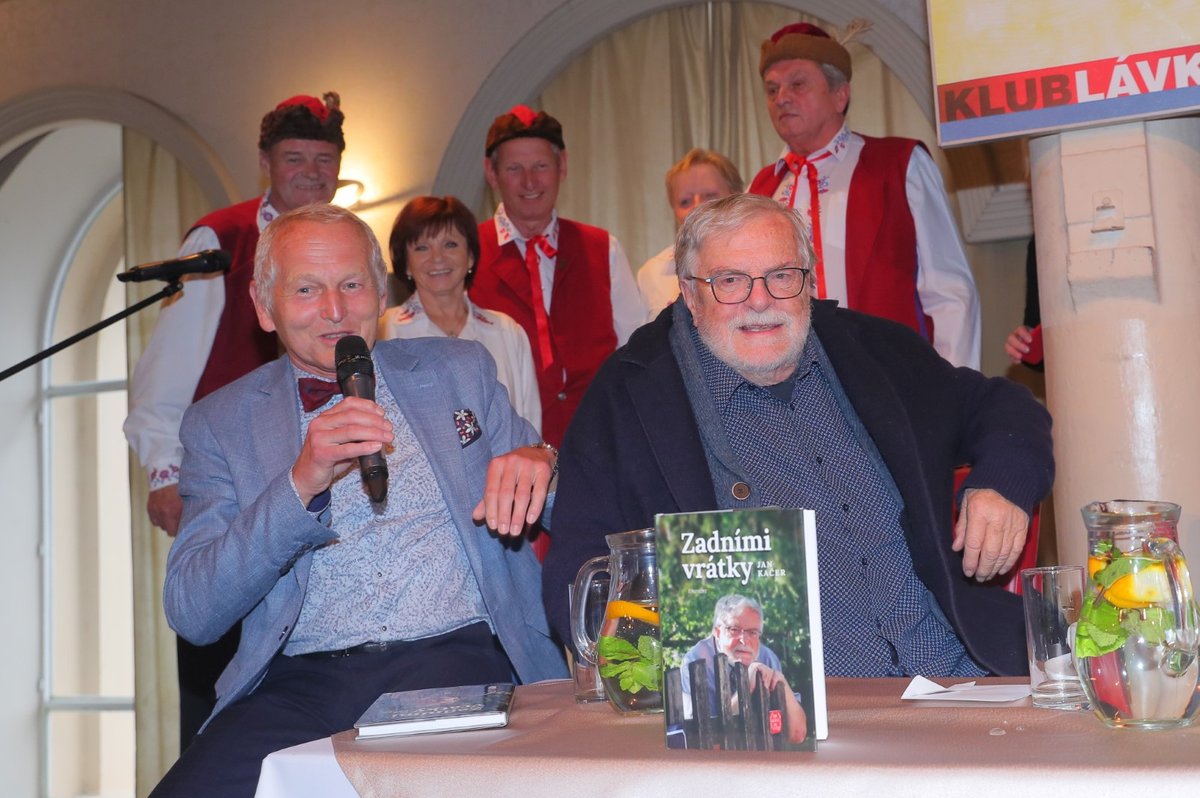 Herec a režisér Jan Kačer křtil svou novou knihu Zadními vrátky.