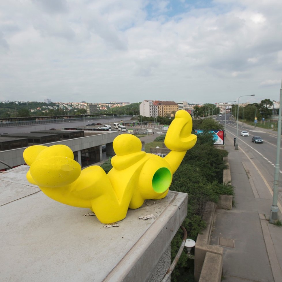 Jan Kaláb rozmisťuje po Praze své Poinťáky. Shlíží na chodce jako ptačí kamerový systém. Kamery v nich ale nejsou.