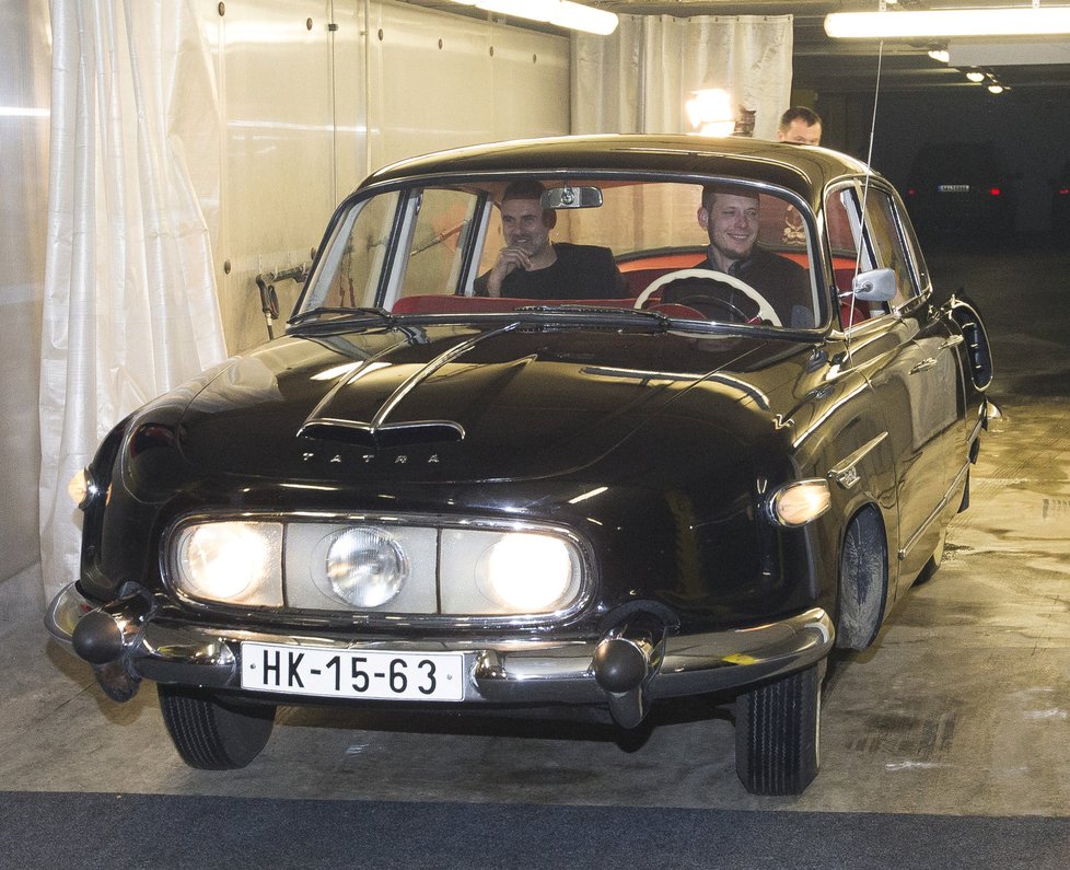 Jan Kalousek přijel stylovým autem Tatra.