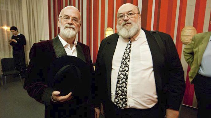 Jan Kantůrek a Terry Pratchett v roce 2011. Derniéra Terryho hry Maškarády v Divadle v Dlouhé.