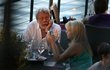Herec povečeřel se svojí dcerou v luxusní restauraci na lodi. Herec povečeřel se svojí dcerou v luxusní restauraci na lodi.