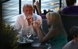 Herec povečeřel se svojí dcerou v luxusní restauraci na lodi. Herec povečeřel se svojí dcerou v luxusní restauraci na lodi.