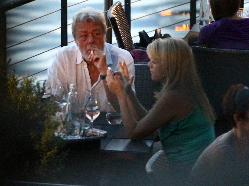 Herec povečeřel se svojí dcerou v luxusní restauraci na lodi.