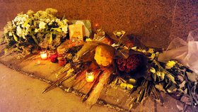 V ulici na Praze 6, kde Jan Kaplický zemřel, se objevily v den jeho pohřbu květiny...