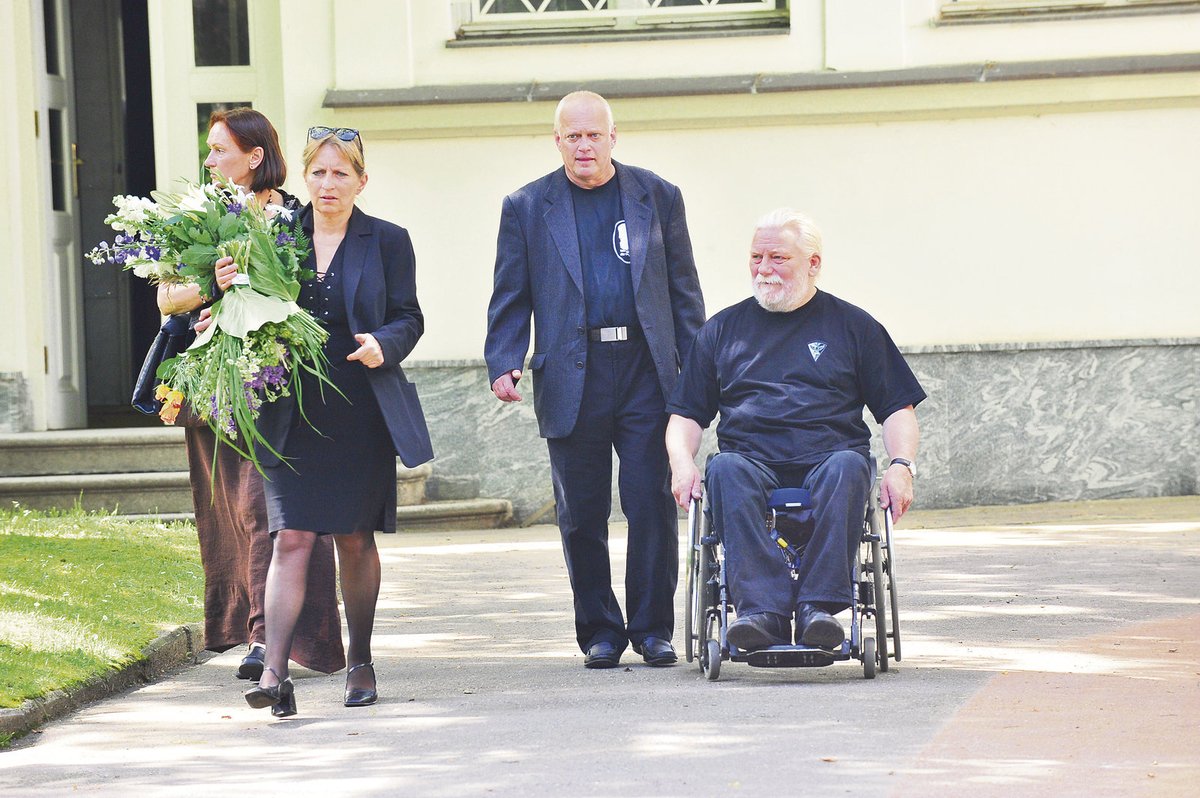 Jan Kašpar (vpravo) na pohřbu jednoho ze zakládajících členů Divadla Járy Cimrmana Ladislava Smoljaka