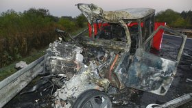 Při tragické srážce vozu značky Mercedes a náklaďáku zemřeli oba řidiči.