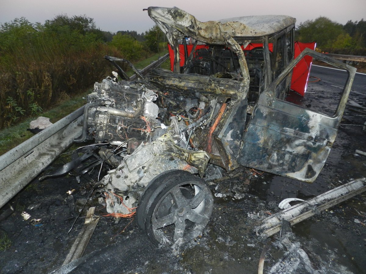 Při tragické srážce vozu značky Mercedes a náklaďáku zemřeli oba řidiči. 