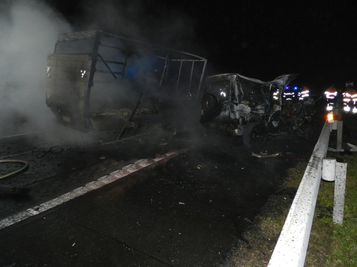 Při tragické srážce vozu značky Mercedes a náklaďáku zemřeli oba řidiči.