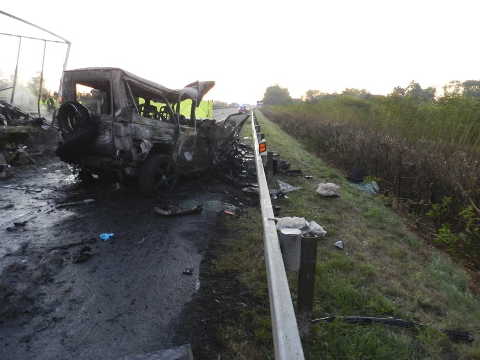 Při tragické srážce vozu značky Mercedes a náklaďáku zemřeli oba řidiči.