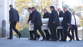 Rakev Jana Kočky ml. (†28) byla přenesena do kostela.