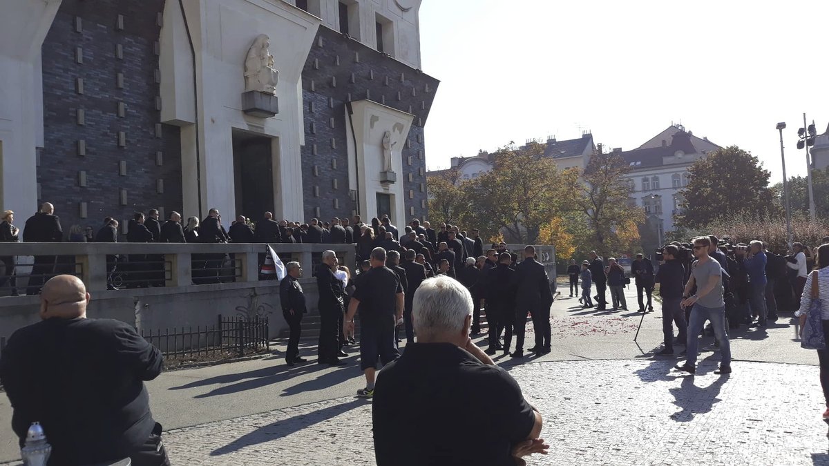 Dovnitř kostela začali pouštět truchlící.