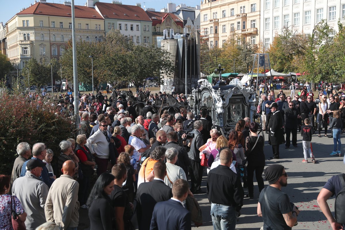 Kočár právě dorazil před kostel.