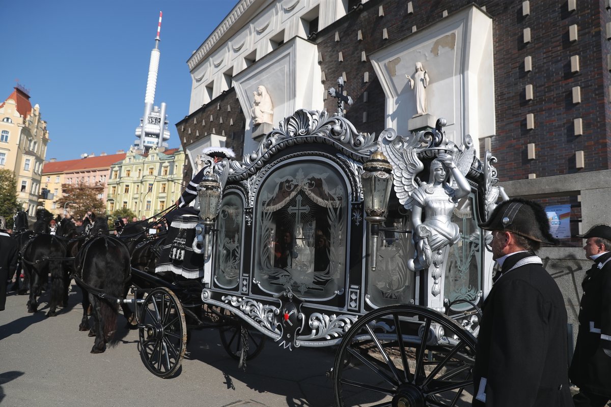 Z kostela na hřbitov vezl rakev kočár tažený šesti vraníky.