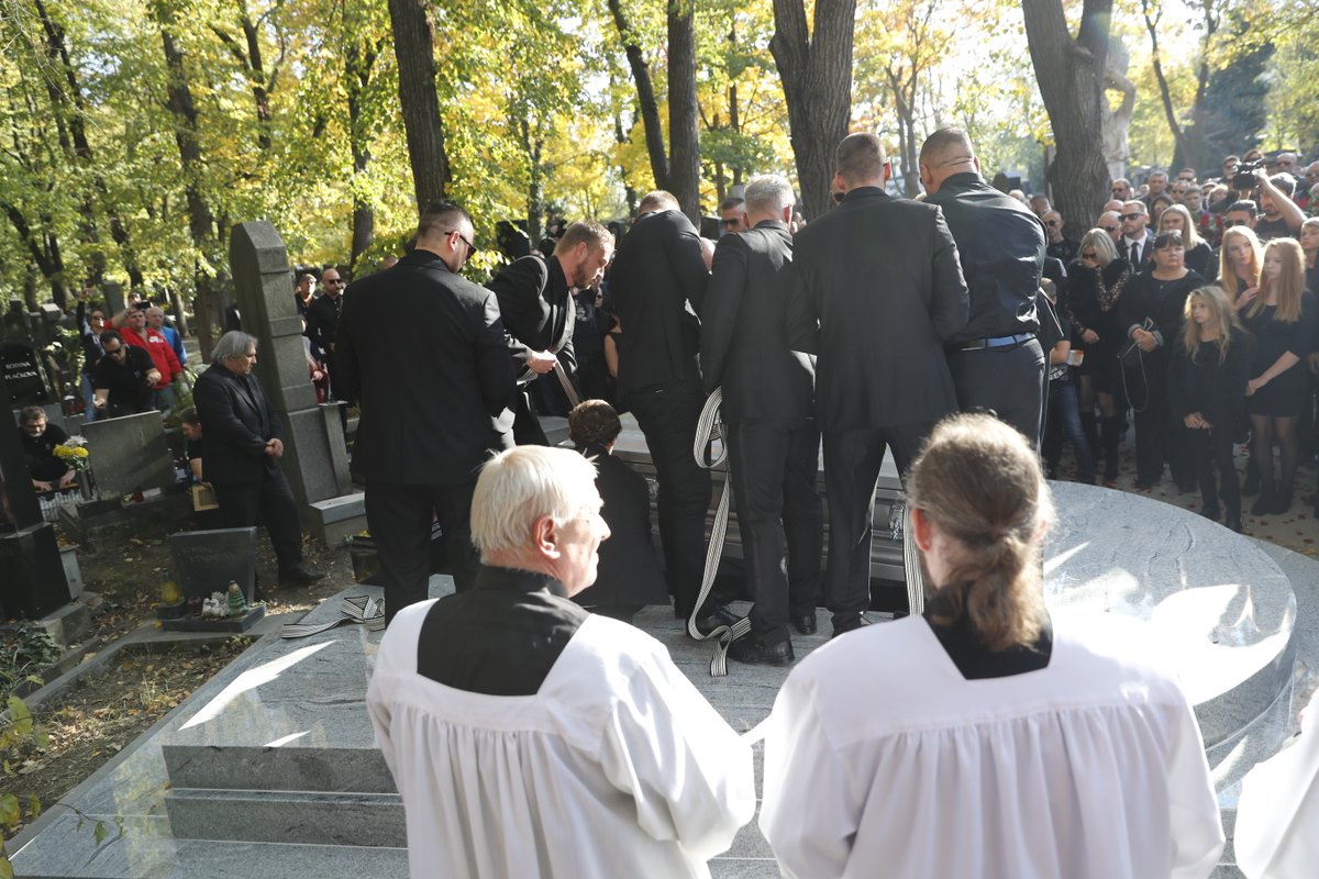 Uložení Jana Kočky ml. (†28) do hrobu na pražských Olšanech. 