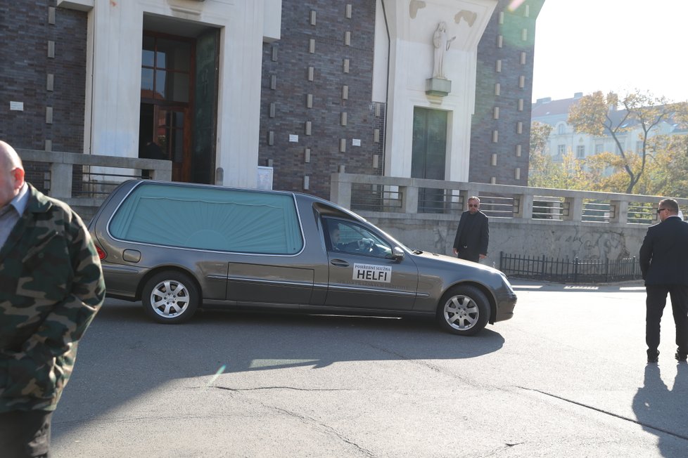 Do kostela Nejsvětějšího srdce Páně na náměstí z Jiřího Poděbrad byla přivezena rakev s ostatky Jana Kočky ml. (†28).