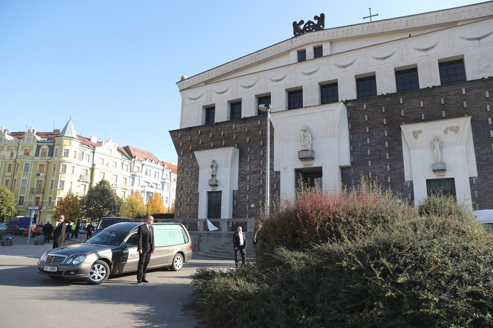 Do kostela Nejsvětějšího srdce Páně na náměstí Jiřího z Poděbrad byla přivezena rakev s ostatky Jana Kočky ml. (†28).