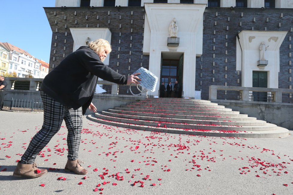 Na schody kostela byly rozsypány okvětní lístky.