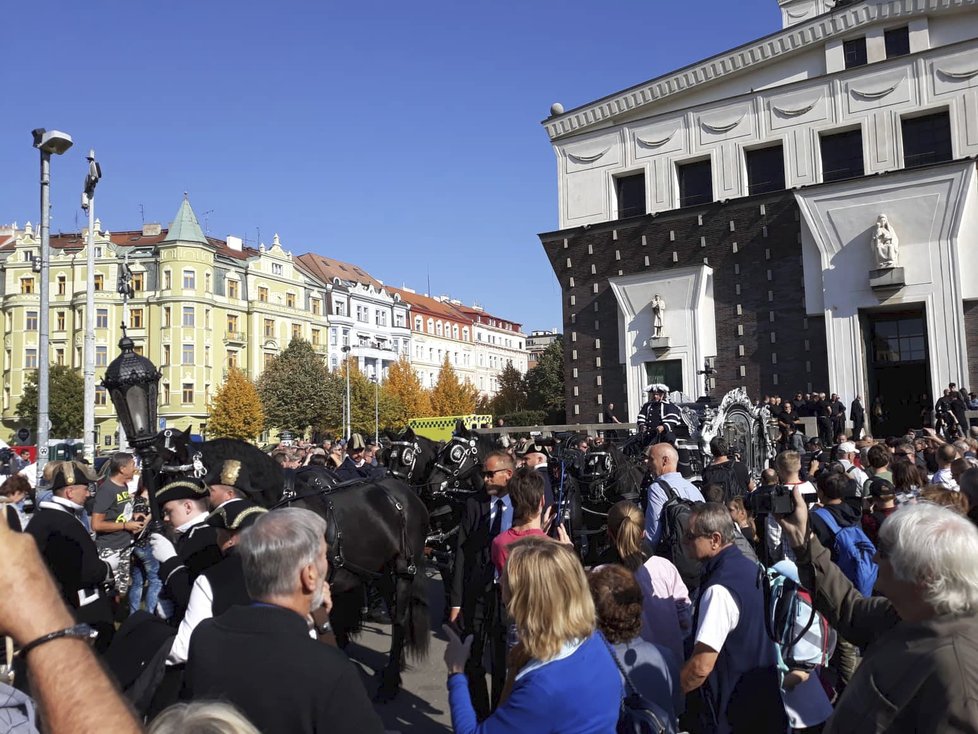 Kočár, který poveze rakev s tělem Jana Kočky, dorazil před kostel.