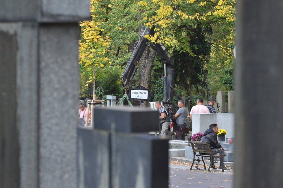 Stavba hrobu Jana Kočky (†28) na pražských Olšanech.