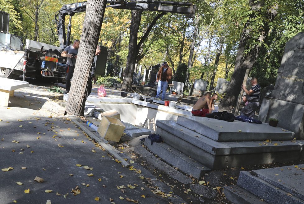 Stavba hrobu Jana Kočky (†28) na pražských Olšanech.