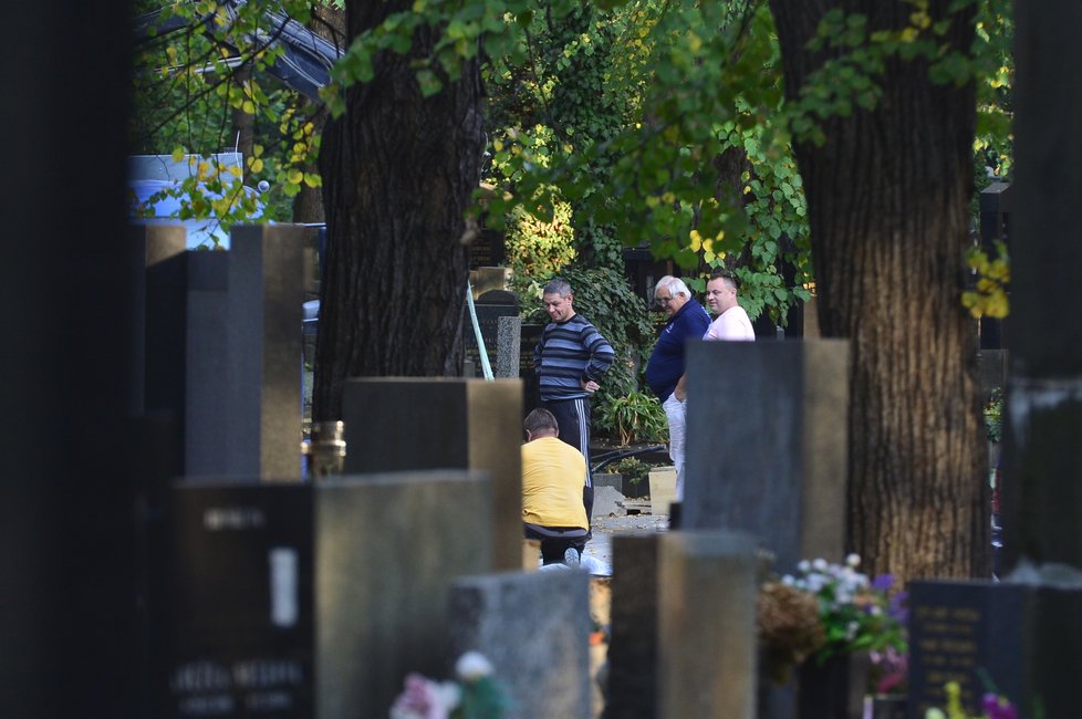 Stavba hrobu Jana Kočky (†28) na pražských Olšanech.