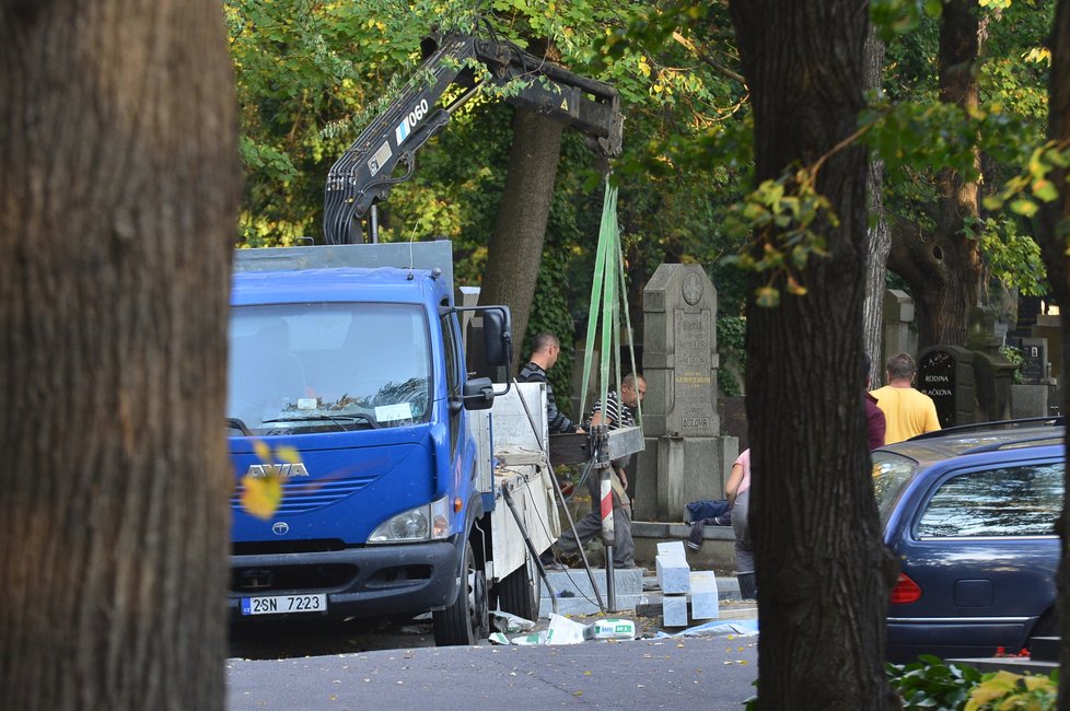 Stavba hrobu Jana Kočky (†28) na pražských Olšanech