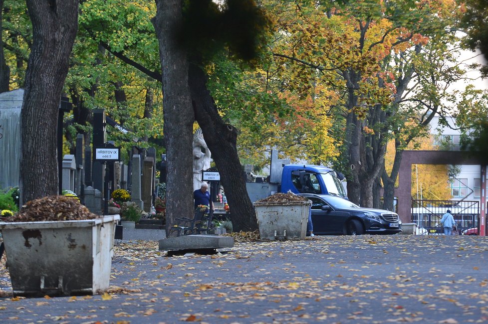 Stavba hrobu Jana Kočky (†28) na pražských Olšanech.