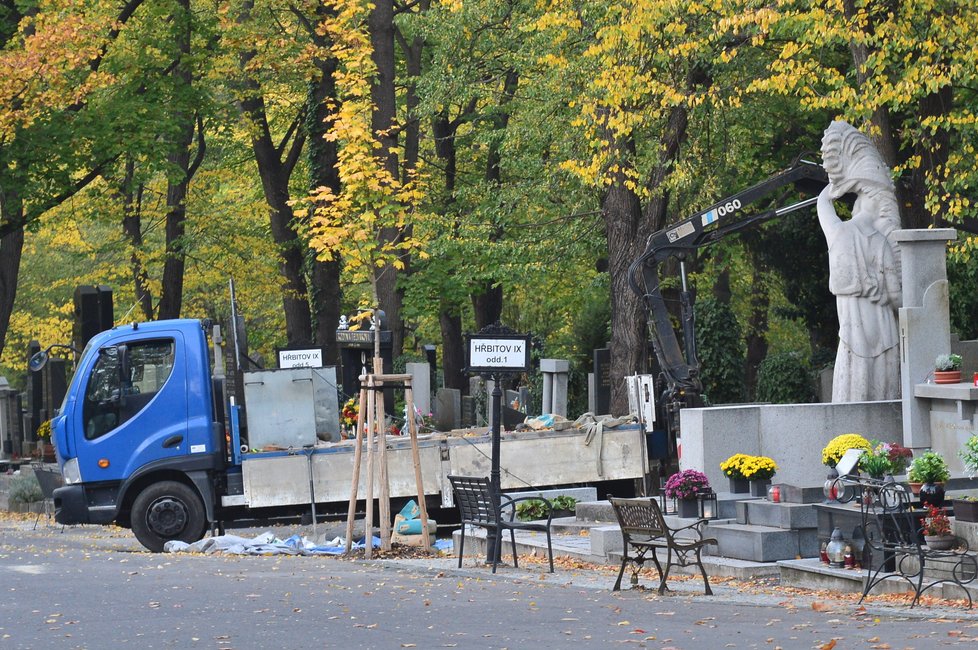 Stavba hrobu Jana Kočky (†28) na pražských Olšanech